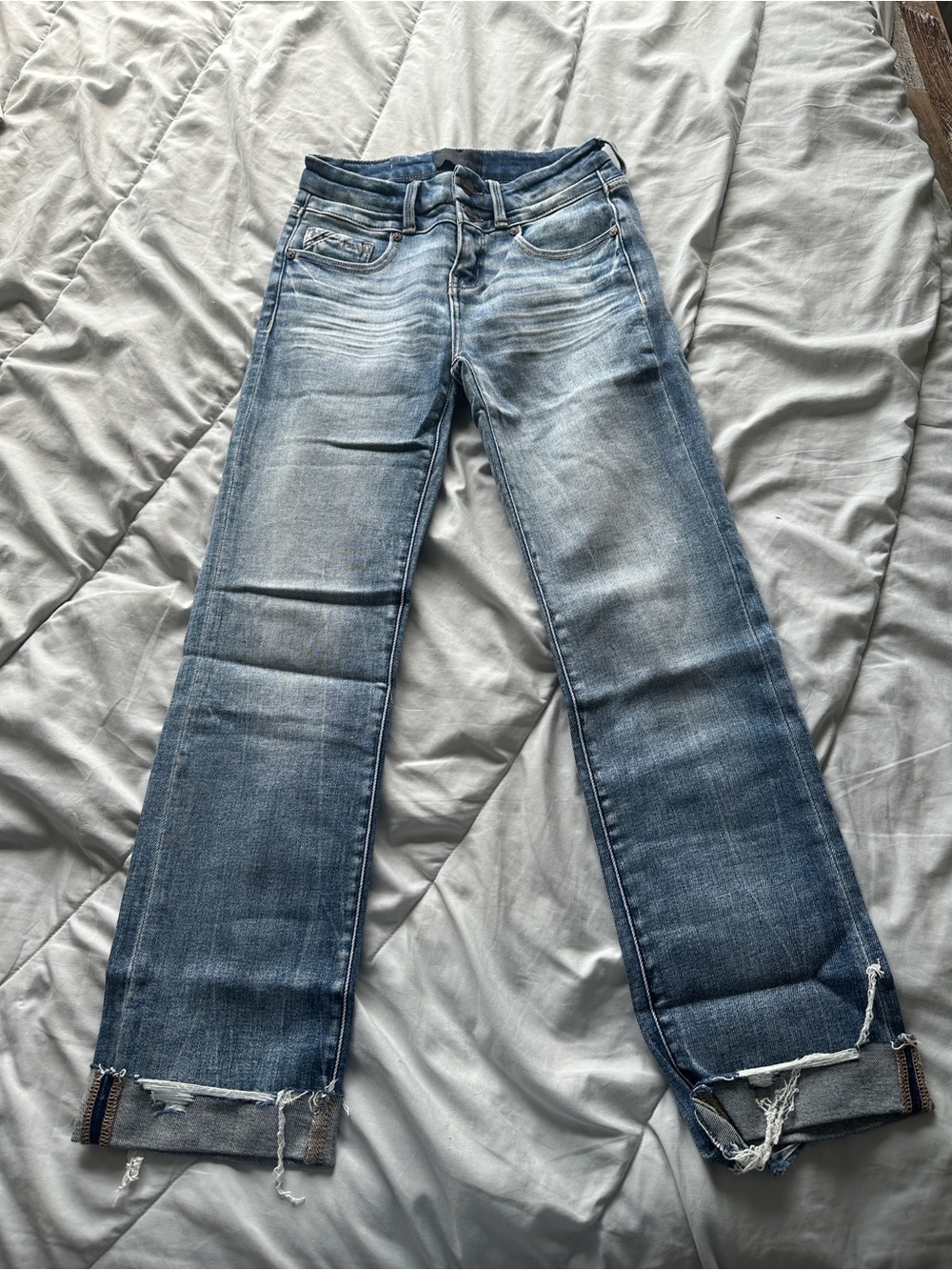 Buckle Women's Light Blue Distressed Cropped Jeans